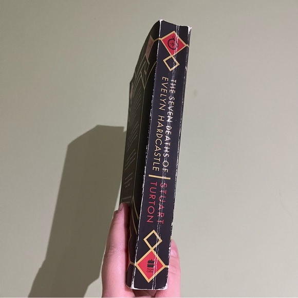 📚 4/25$ 📚 The Seven Deaths of Evelyn Hardcastle Book - Picture 3 of 9